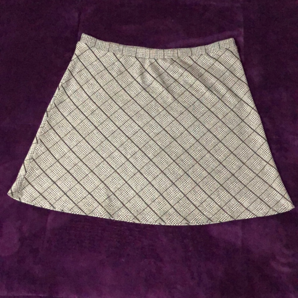 Cute 90s looking plaid skirt 🖤⛓